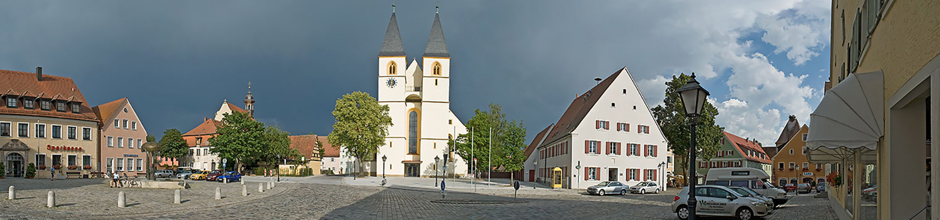 Marktplatz mit Kirche und historischen Gebäuden in Herrieden.